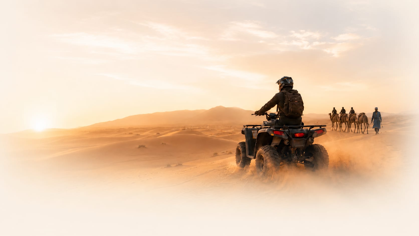 Quad et balades à dos de chameau dans le désert de Tamri près d'Agadir au coucher du soleil.